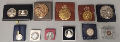 World - Lot of 11 boxes or display cases...