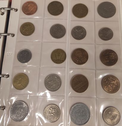 World - A binder of small coins - Various...