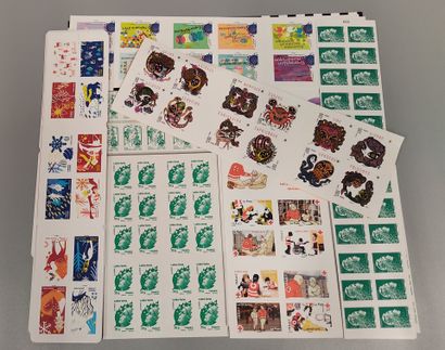 Set of 556 self-adhesive green letter stamps
Face...