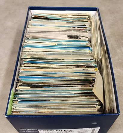A box of around 800 semi-modern and modern...