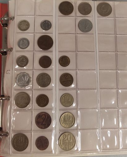 World - A binder of small coins - Various...