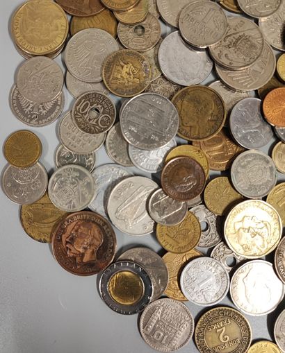 Lot of various world coins
approx. 900 g