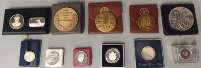 World - Lot of 11 boxes or display cases...
