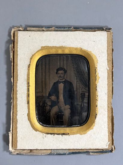 DAGUERREOTYPE : 
Seated man holding a cane...