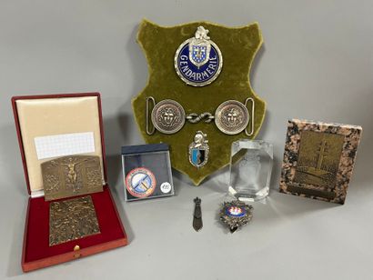 [Militaria]. LOT of medals, badges and miscellaneous...