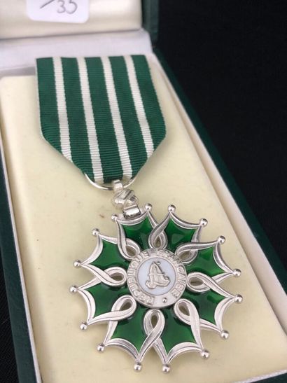 FRANCE :
INSIGNE de chevalier de l'ordre...
