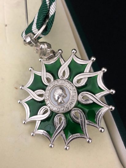 FRANCE :
INSIGNE de chevalier de l'ordre...