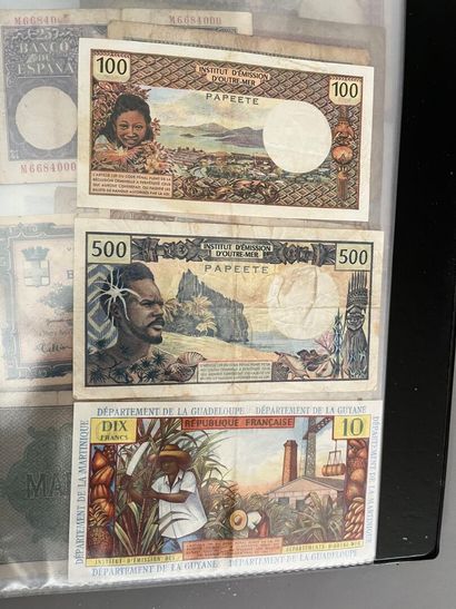 CLASSEUR avec plus de 150 billets monde.
On...