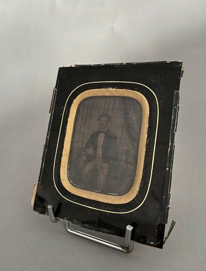 DAGUERREOTYPE : 
Seated man holding a cane...