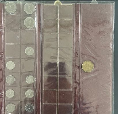 [Monnaie]. [France]. ALBUM de monnaies France.
Plusieurs...