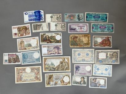 CLASSEUR avec 25 billets France et monde.
En...