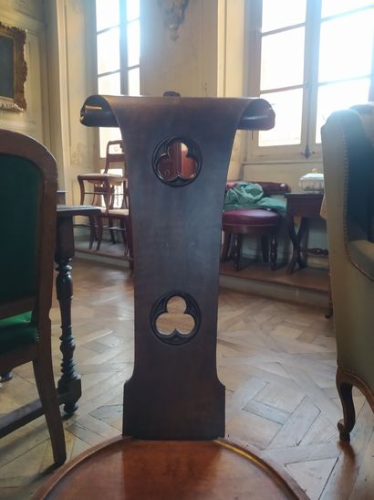 ENGLAND, 19th century
Pair of molded walnut...