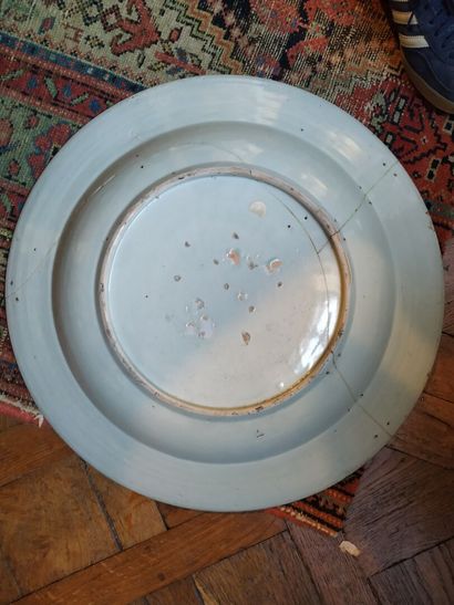 CHINA, 18th century
Large porcelain dish...