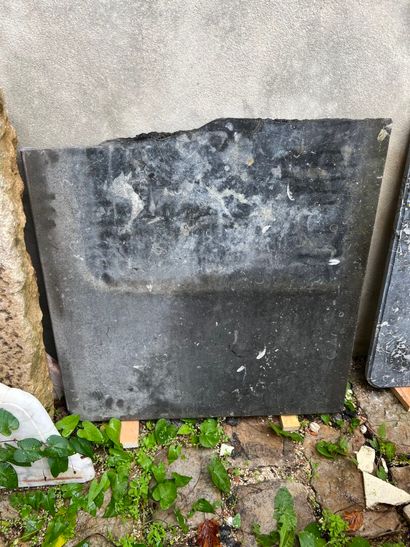 Black granite plaque
Split.
59 x 62 x 2.3...