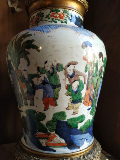 CHINA, 17th century
Bronze baluster vase...