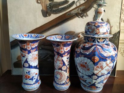 IMARI, Japan 19th century
Mantelpiece including...