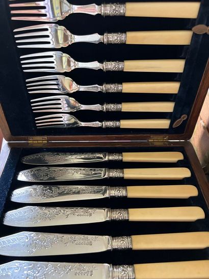 Metal fish service with six pieces of cutlery...