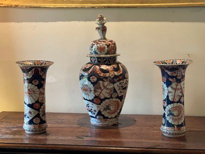 IMARI, Japan 19th century
Mantelpiece including...