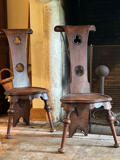 ENGLAND, 19th century
Pair of molded walnut...