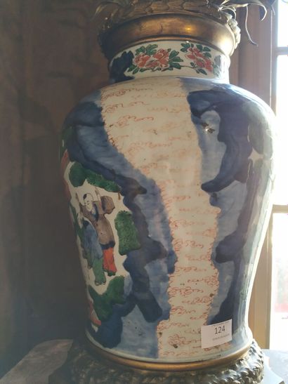 CHINA, 17th century
Bronze baluster vase...