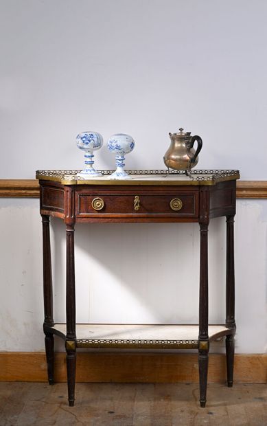Small console in mahogany and speckled mahogany...