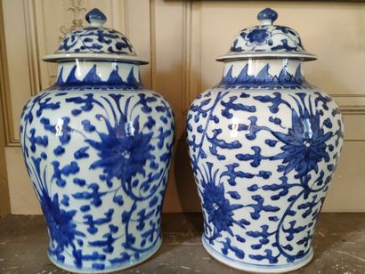 CHINA, 19th century
Pair of covered flower...