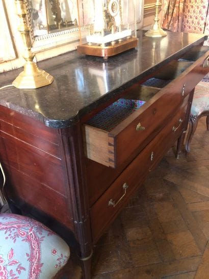 Mahogany and mahogany veneer chest of drawers,...