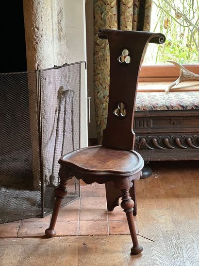 ENGLAND, 19th century
Pair of molded walnut...