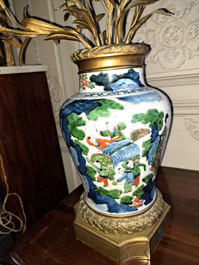 CHINA, 17th century
Bronze baluster vase...