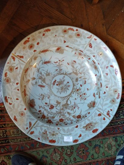 CHINA, 18th century
Large porcelain dish...