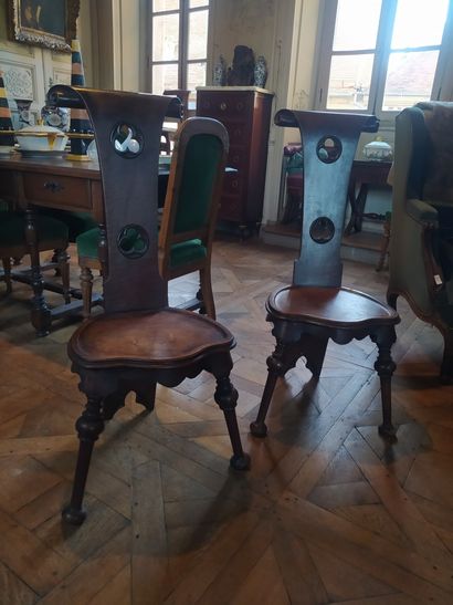 ENGLAND, 19th century
Pair of molded walnut...