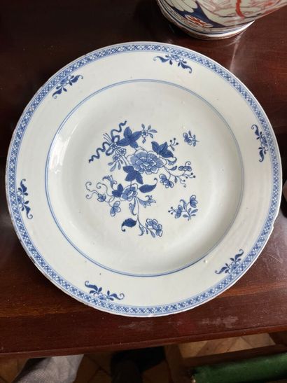 CHINA, 18th century
Porcelain dish decorated...