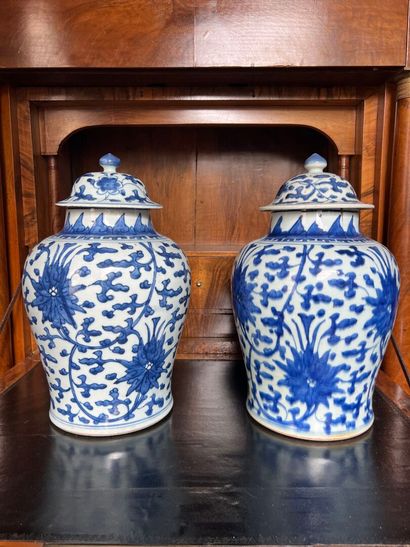 CHINA, 19th century
Pair of covered flower...
