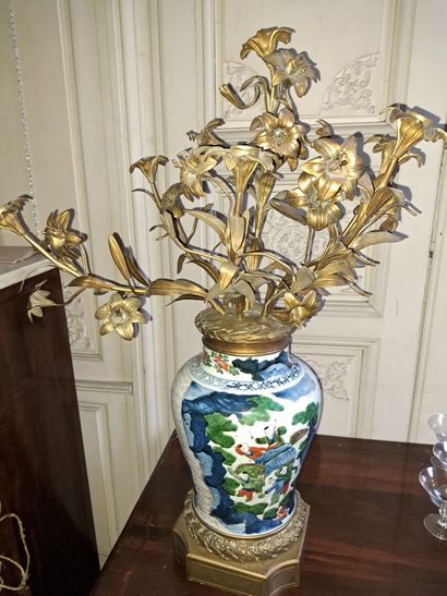 CHINA, 17th century
Bronze baluster vase...