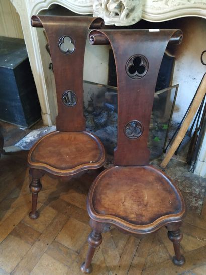 ENGLAND, 19th century
Pair of molded walnut...