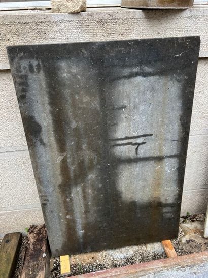 Black granite plaque
85 x 57 x 2 cm