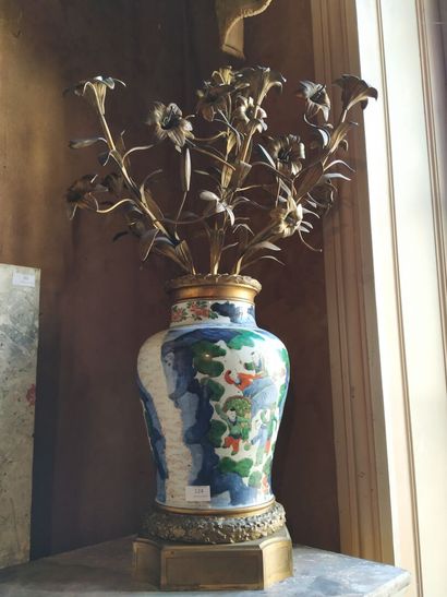 CHINA, 17th century
Bronze baluster vase...