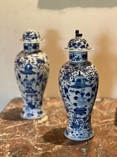 CHINA, 19th century
Two pairs of blue-white...