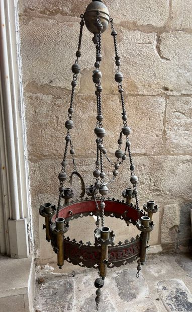 Neo-Gothic bronze chandelier
Eight lights
Damage...