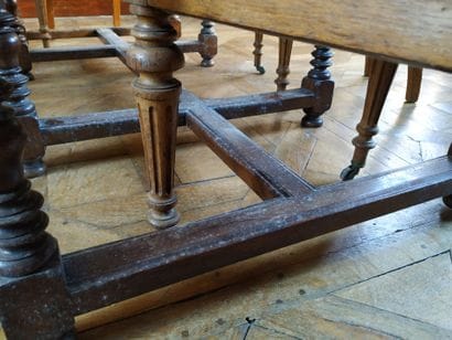 Large Louis XIV-style flat desk
Resting on...