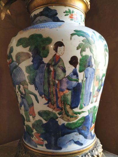 CHINA, 17th century
Bronze baluster vase...