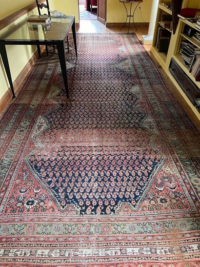 PERSIA
Large rug with geometric decoration.
Wear...