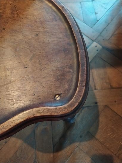 ENGLAND, 19th century
Pair of molded walnut...