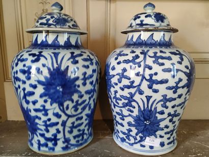 CHINA, 19th century
Pair of covered flower...