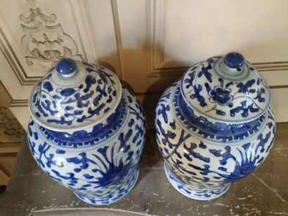 CHINA, 19th century
Pair of covered flower...