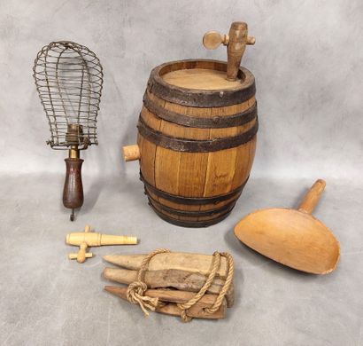 Lot: a small wooden barrel with metal ring,...