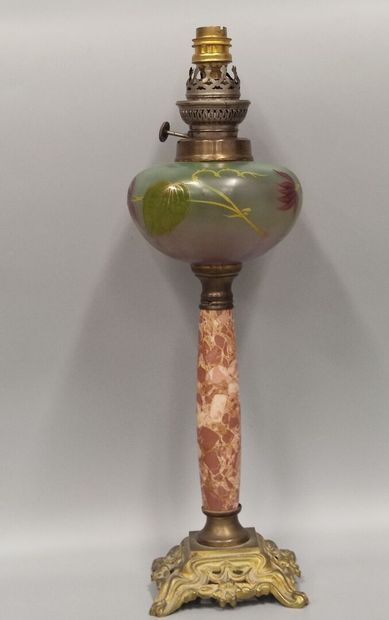 An oil lamp in the 1900 style
onyx shaft...