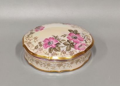 An 84-piece dinner service in Limoges porcelain
marked...