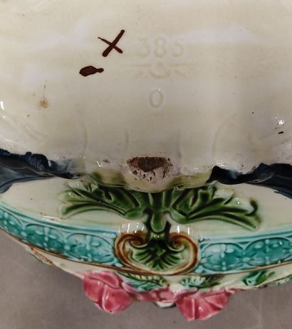 Onnaing : A jardiniere in barbotine 
decorated...