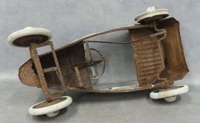 A white-painted sheet metal pedal car 
Oxidation...